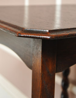 どこでも使えて便利！キレイなツイスト脚のアンティークテーブル