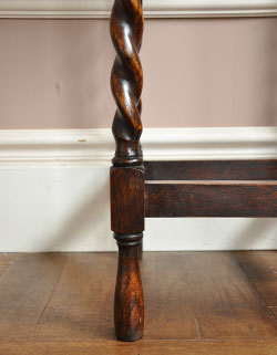 どこでも使えて便利！キレイなツイスト脚のアンティークテーブル