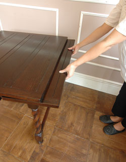 パソコンテーブルからおもてなしまで使い方が広がる多機能アンティークドローリーフテーブル