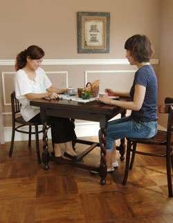 パソコンテーブルからおもてなしまで使い方が広がる多機能アンティークドローリーフテーブル