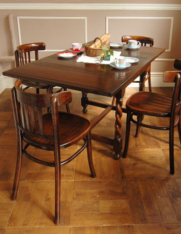 パソコンテーブルからおもてなしまで使い方が広がる多機能アンティークドローリーフテーブル