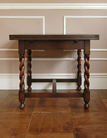 パソコンテーブルからおもてなしまで使い方が広がる多機能アンティークドローリーフテーブル