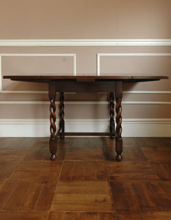 パソコンテーブルからおもてなしまで使い方が広がる多機能アンティークドローリーフテーブル