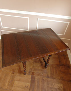 パソコンテーブルからおもてなしまで使い方が広がる多機能アンティークドローリーフテーブル