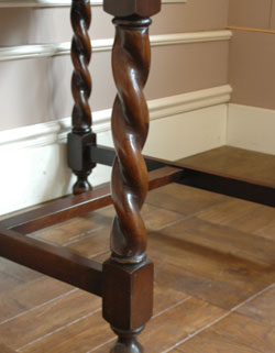 パソコンテーブルからおもてなしまで使い方が広がる多機能アンティークドローリーフテーブル