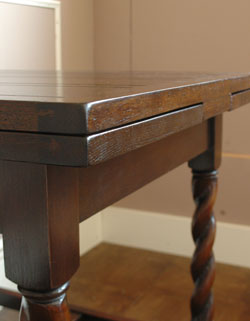 パソコンテーブルからおもてなしまで使い方が広がる多機能アンティークドローリーフテーブル