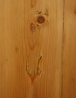 マンションやアパートにピッタリ。ナチュラルなアンティークテーブル