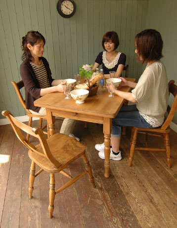 マンションやアパートにピッタリ。ナチュラルなアンティークテーブル