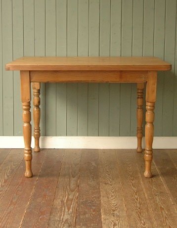 マンションやアパートにピッタリ。ナチュラルなアンティークテーブル