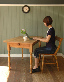 マンションやアパートにピッタリ。ナチュラルなアンティークテーブル