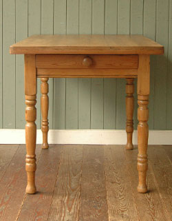 マンションやアパートにピッタリ。ナチュラルなアンティークテーブル