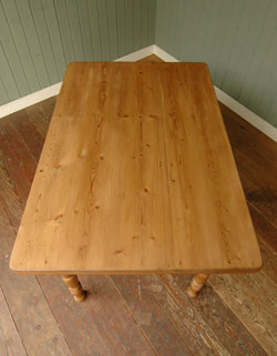 マンションやアパートにピッタリ。ナチュラルなアンティークテーブル