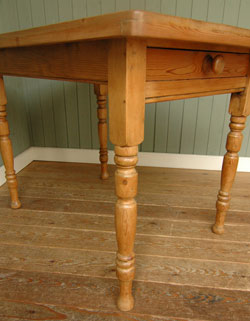 マンションやアパートにピッタリ。ナチュラルなアンティークテーブル