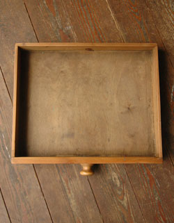 マンションやアパートにピッタリ。ナチュラルなアンティークテーブル