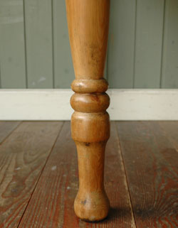 マンションやアパートにピッタリ。ナチュラルなアンティークテーブル