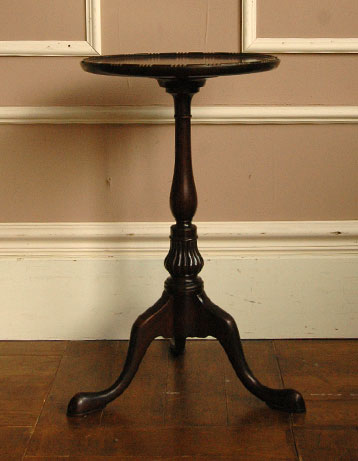 落ち着いた雰囲気が美しく持ち運び便利。アンティークの小さいテーブル