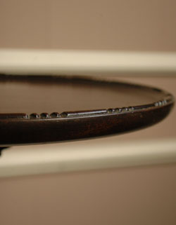 落ち着いた雰囲気が美しく持ち運び便利。アンティークの小さいテーブル