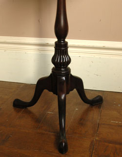 落ち着いた雰囲気が美しく持ち運び便利。アンティークの小さいテーブル