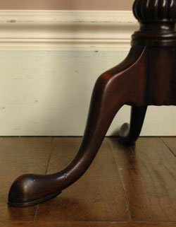 落ち着いた雰囲気が美しく持ち運び便利。アンティークの小さいテーブル