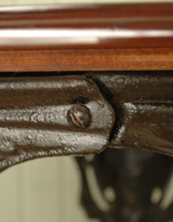 持ち運びラクラク！どこにでもOK！
アンティークパブテーブル