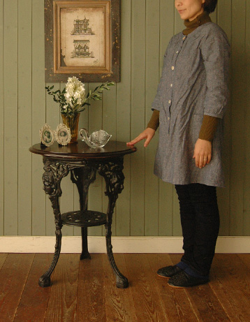 持ち運びラクラク！どこにでもOK！
アンティークパブテーブル