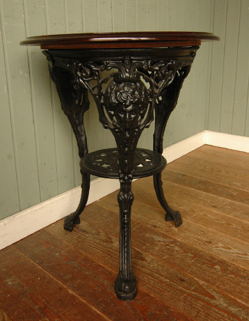 持ち運びラクラク！どこにでもOK！
アンティークパブテーブル