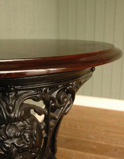 持ち運びラクラク！どこにでもOK！
アンティークパブテーブル