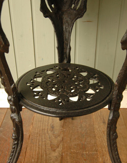 持ち運びラクラク！どこにでもOK！
アンティークパブテーブル