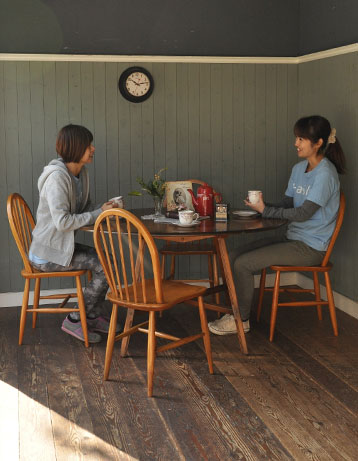 ダイニングテーブルもデスクも１台で楽しめるドロップリーフ テーブル