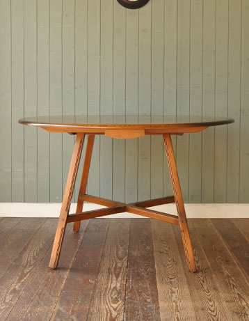 ダイニングテーブルもデスクも１台で楽しめるドロップリーフ テーブル