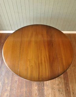 ダイニングテーブルもデスクも１台で楽しめるドロップリーフ テーブル