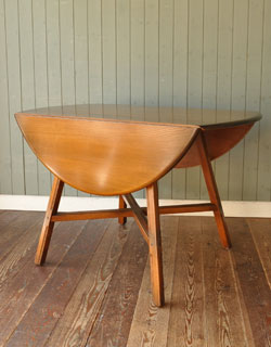 ダイニングテーブルもデスクも１台で楽しめるドロップリーフ テーブル