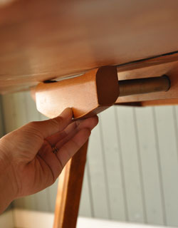 ダイニングテーブルもデスクも１台で楽しめるドロップリーフ テーブル