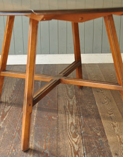 ダイニングテーブルもデスクも１台で楽しめるドロップリーフ テーブル