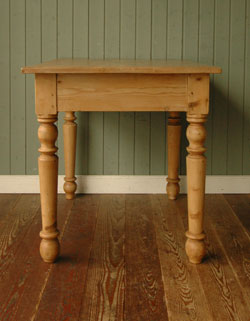 マンションやアパートにピッタリ。ナチュラルなアンティークテーブル