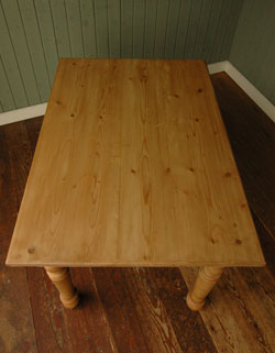 マンションやアパートにピッタリ。ナチュラルなアンティークテーブル