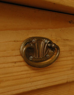 マンションやアパートにピッタリ。ナチュラルなアンティークテーブル