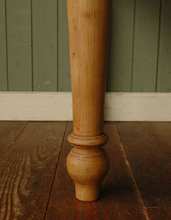 マンションやアパートにピッタリ。ナチュラルなアンティークテーブル