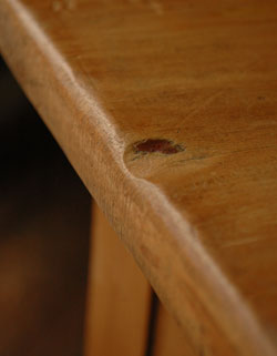 マンションやアパートにピッタリ。ナチュラルなアンティークテーブル