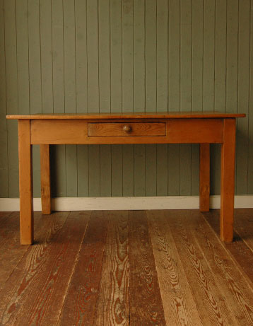 マンションやアパートにピッタリ。ナチュラルなアンティークテーブル