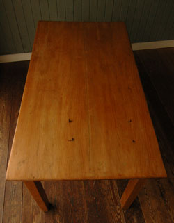 マンションやアパートにピッタリ。ナチュラルなアンティークテーブル