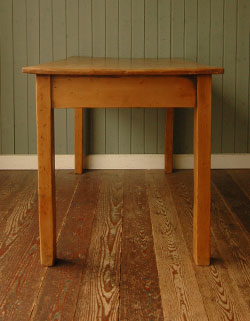 マンションやアパートにピッタリ。ナチュラルなアンティークテーブル