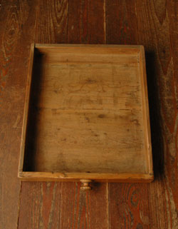 マンションやアパートにピッタリ。ナチュラルなアンティークテーブル