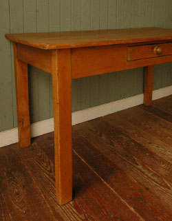 マンションやアパートにピッタリ。ナチュラルなアンティークテーブル