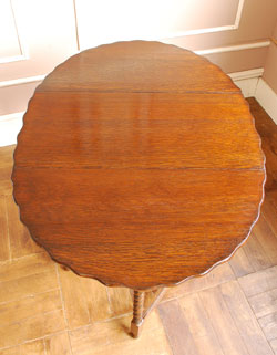 たたんでコンパクトに収納できる
小ぶりのおしゃれゲートレッグ テーブル