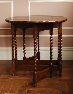 たたんでコンパクトに収納できる
小ぶりのおしゃれゲートレッグ テーブル