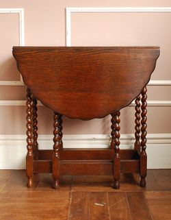 たたんでコンパクトに収納できる
小ぶりのおしゃれゲートレッグ テーブル