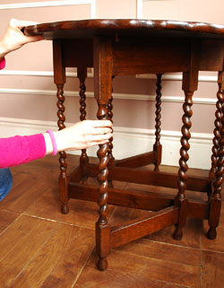 たたんでコンパクトに収納できる
小ぶりのおしゃれゲートレッグ テーブル