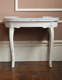 持ち運びラクラク!どこにでもOK!
アンティークサイドテーブル