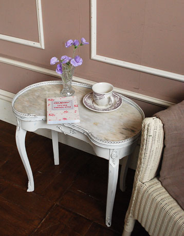 持ち運びラクラク!どこにでもOK!
アンティークサイドテーブル